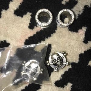 Diamond & skull plug earrings
